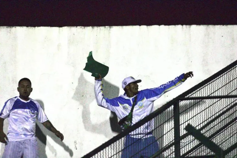 Momento em que um torcedor atira uma cadeira na torcida do Figueirense