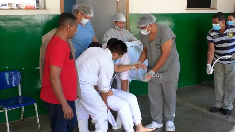 Momento em que uma funcionária recebe os primeiros atendimentos no hospital