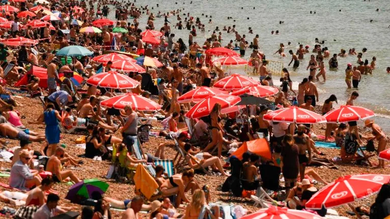 Banhistas em Brighton, na Inglaterra: ondas de calor extremo são risco à saúde