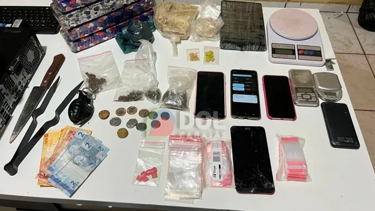 No local foram encontrados quatro aparelhos celulares, três balanças de precisão, 3.600 gramas de  maconha e outras drogas