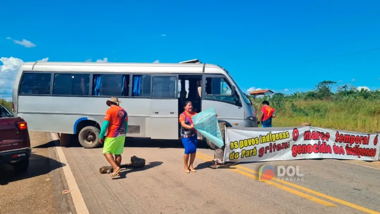 Bloqueio ocorre em dois pontos da BR-222