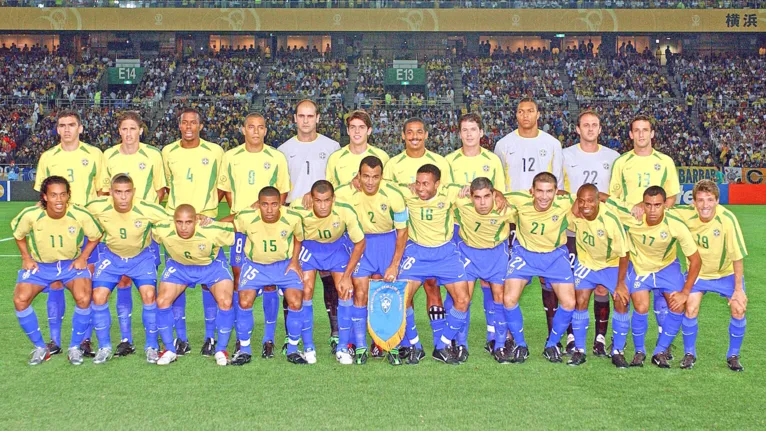 Em pé: Lúcio, Edmílson, Roque Júnior, Gilberto Silva, Marcos, Kaká, Vampeta, Anderson Polga, Dida, Rogério Ceni e Belleti; Agachados: Ronaldinho Gaúcho, Ronaldo, Roberto Carlos, Kleberson, Rivaldo, Cafú, Júnior, Ricardinho, Luizão, Edilson, Denilson e Juninho Paulista