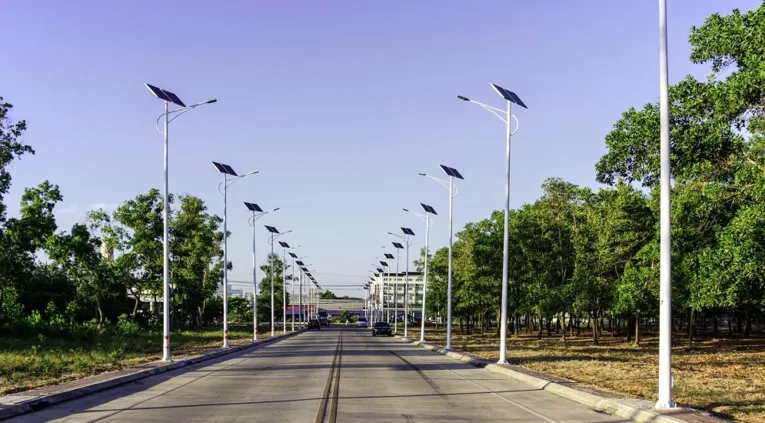 Vias da cidade contarão com novos postes de iluminação de LED e com painéis solares