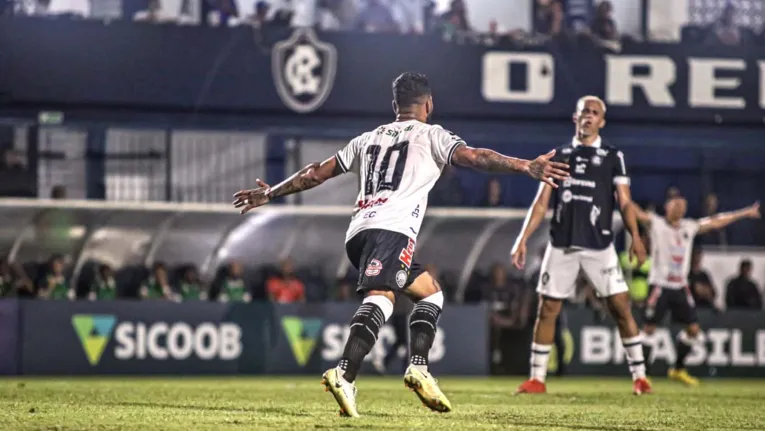 Pablo Roberto observa rival comemorando em pleno Baenão