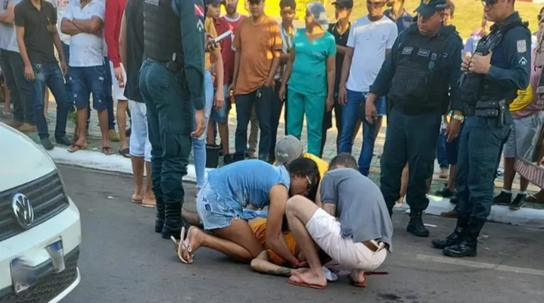 A vítima ficou estirada na rua mas foi levada para o hospital onde está em estado grave