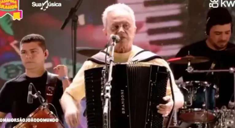 O músico Flávio José desabafa na festa de São João do Planeta, na última sexta-feira Reprodução Twitter