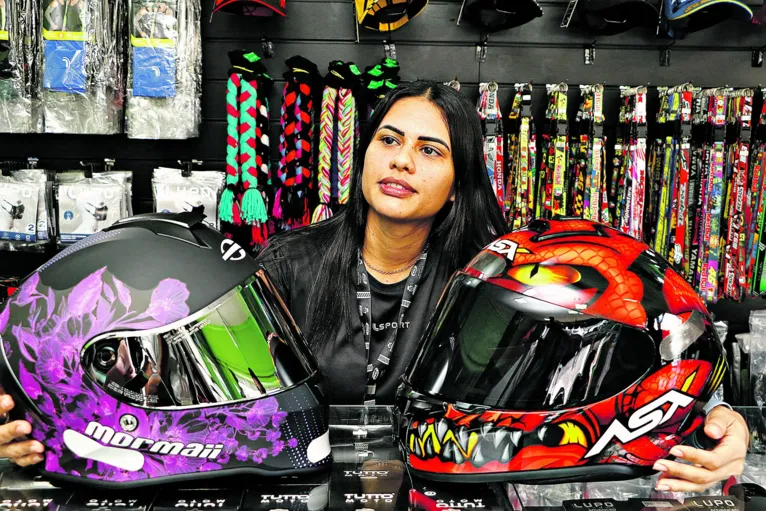 Belém, Pará, Brasil. Cidade. Em uma cidade em que a frota estimada  em 149.821 motocilcletas como Belém, o uso de capacete se torna mais do que  obrigatório. Na foto, Geyse Machado, 28 anos, vendedora. 19-05-2023. Foto-Wagner Santana/Diário do Pará.