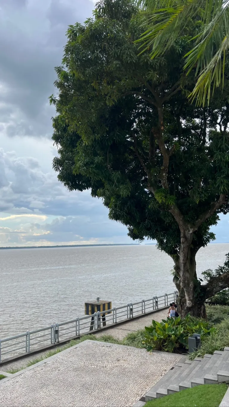 Tiago Iorc passeia pelo Ver-o-Peso e come peixe em Belém