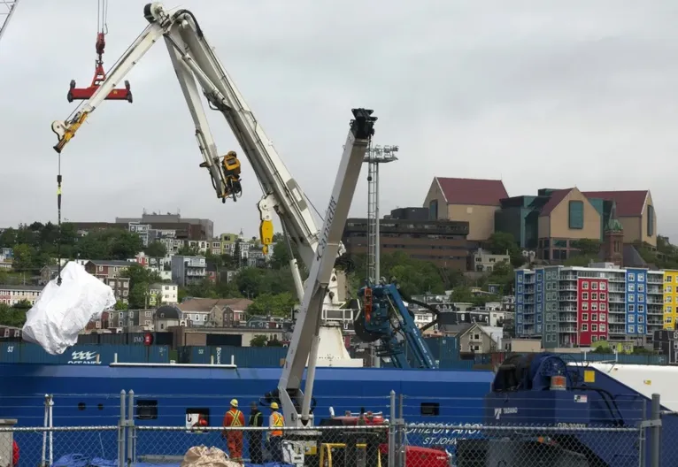 Guindaste iça parte do submarino Titan, recuperada no fundo do oceano, em porto no Canadá