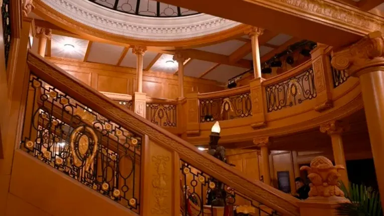 Exposição em Los Angeles reunia artefatos retirados dos destroços do Titanic e reprodução de alguns locais, como a escadaria do grande salão da 1ª classe