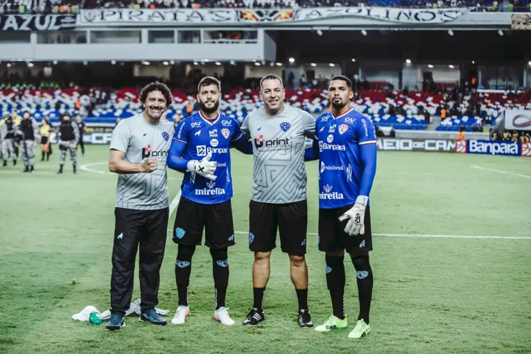 Preparadores de goleiro Ronaldo e Rodrigo Barroca e os goleiros Thiago Coelho e Gabriel Bernard