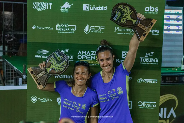 De azul Rafaella Miiller e Paty Diaz com o troféu