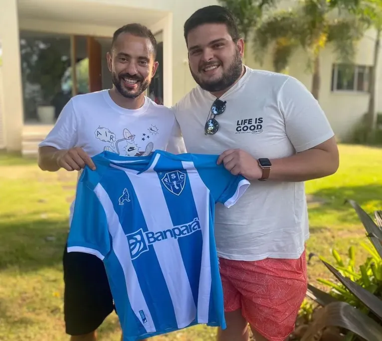 Filhos de craque do Flamengo ganham camisa do Paysandu