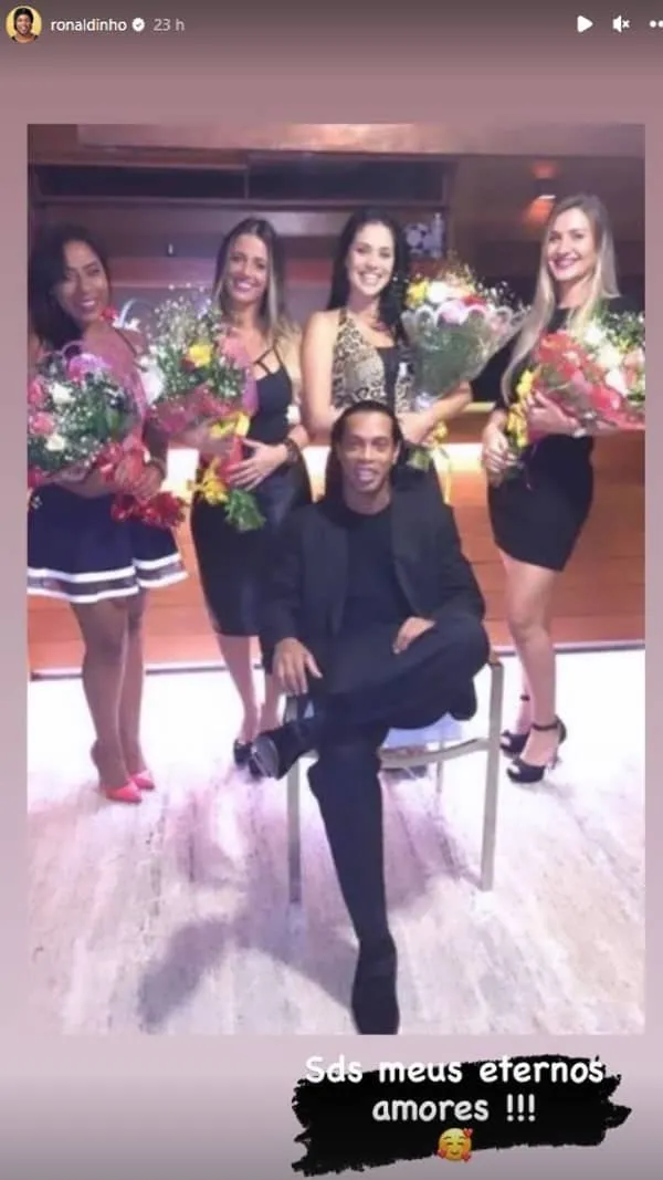 No Dia dos Namorados, Ronaldinho publica foto com 4 mulheres