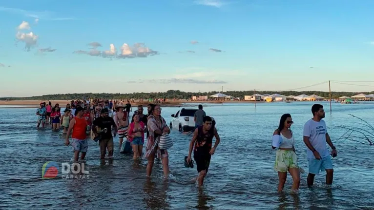 Banhistas curtem praias e ilhas às margens do Rio Araguaia