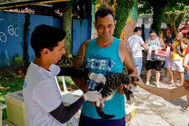 Vandercley com o gato Bobclay para tomar a vacina antirrábica pela primeira vez. Para ele,  "é importante a Prefeitura fazer esse tipo de ação para os animais e facilitar a vida dos donos"