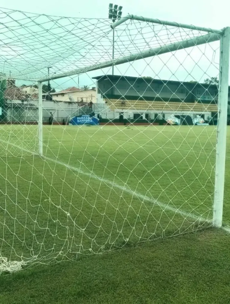 Gramado ajustado com cabine de monitor do VAR