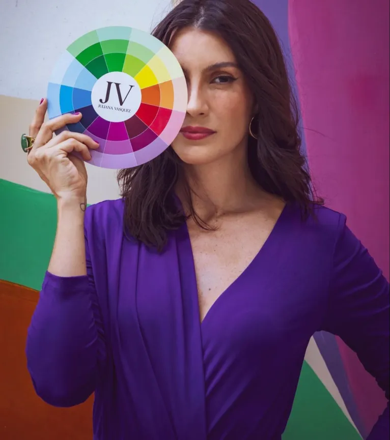 A consultora de imagem Juliana Vázquez irá abordar o tema do segundo episódio sobre colorimetria.