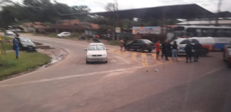 Acidente entre ônibus e carro é registrado em Benfica