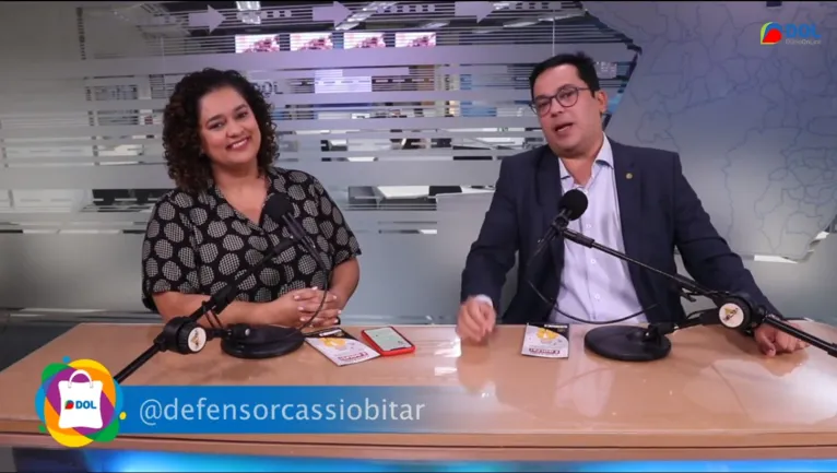 Jornalista Haynna Hálex e o defensor público Cássio Bitar durante a gravação do EP no estúdio da RBA TV.