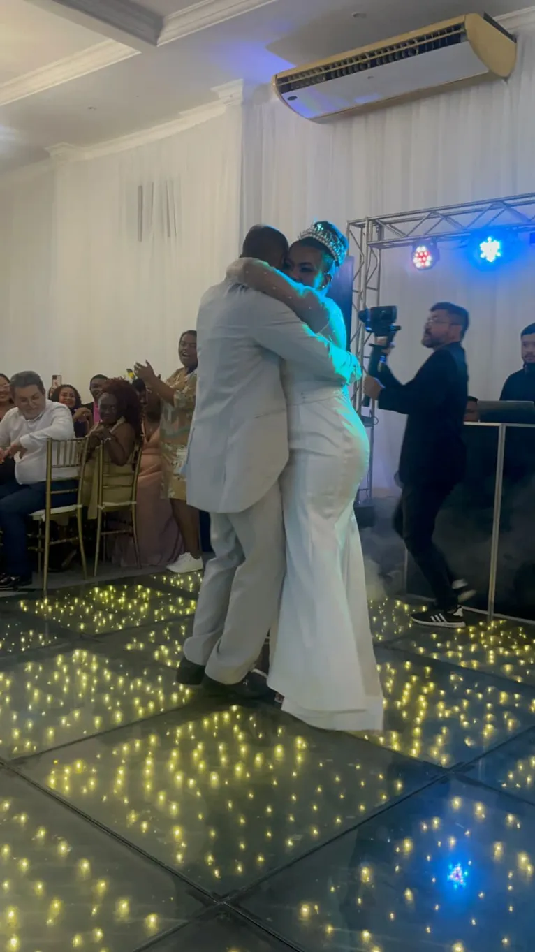 Vídeo: casal viraliza com "Baile da saudade" no casamento