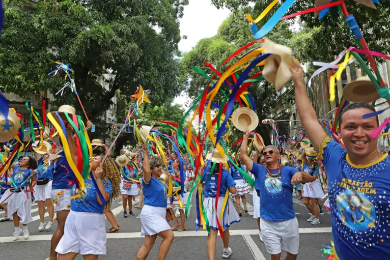 Brincantes enfeitaram as ruas com seus chapéus de fitas coloridas