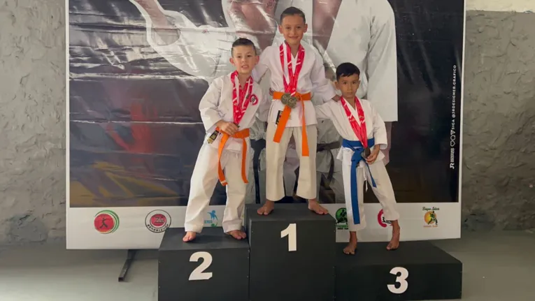 No alto do pódio, Arthur posa com as duas medalhas de ouro conquistadas no Campeonato Paraense de Karatê-do Tradicional 2023.