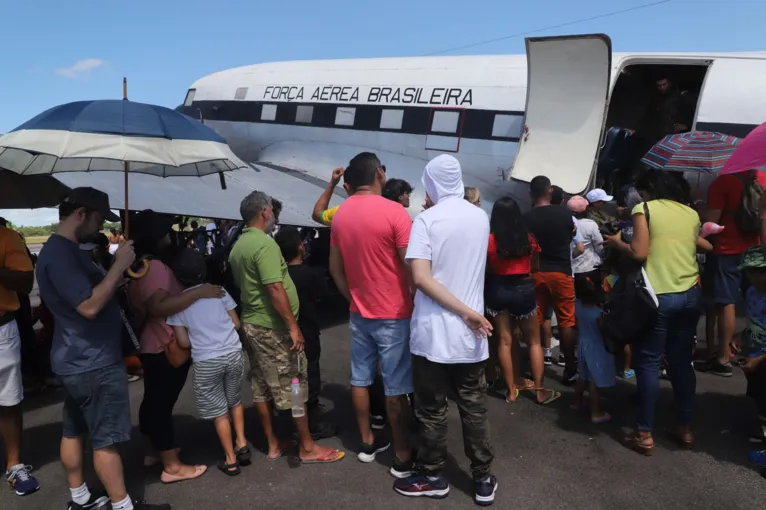 Evento de aviação reúne centenas de famílias em Belém