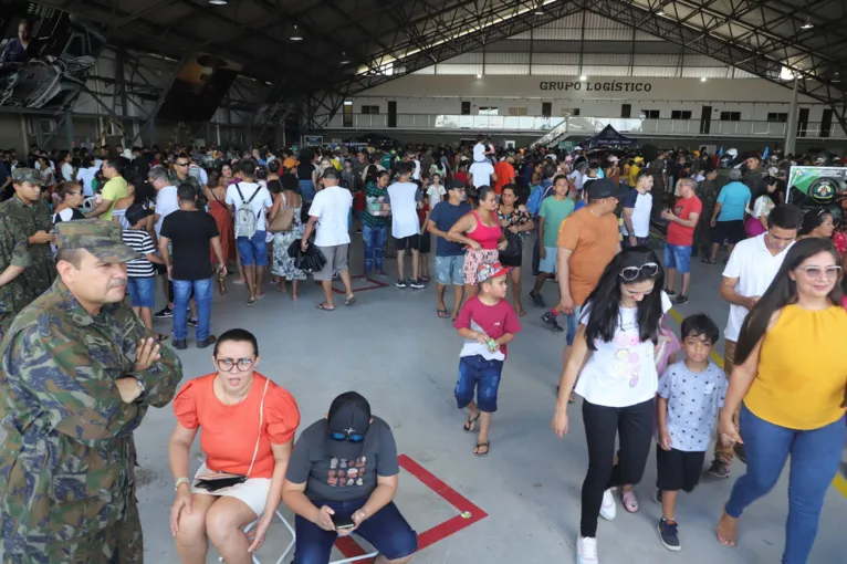 Evento de aviação reúne centenas de famílias em Belém