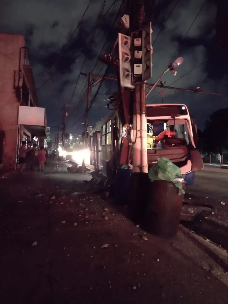 Vídeo: Ônibus atinge poste na Almirante e deixa 2 feridos