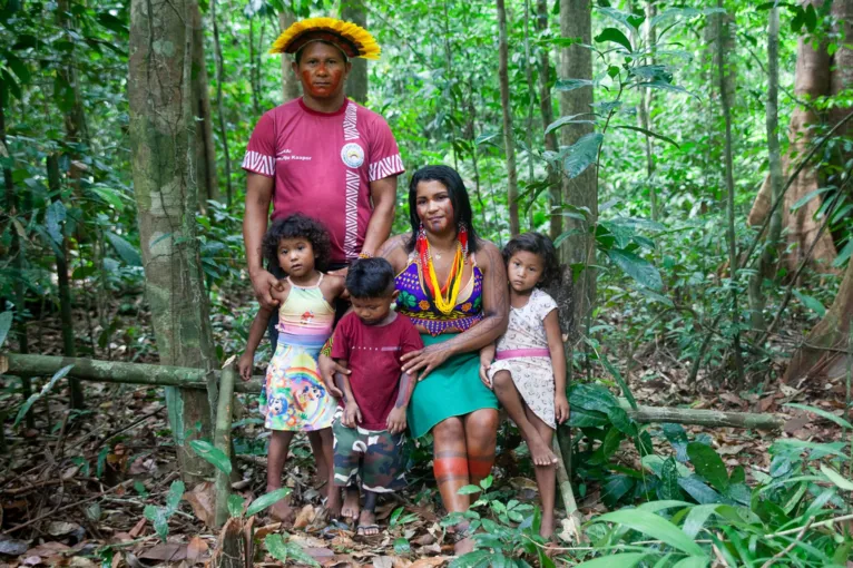 Irakadju Ka'apor e Rosilene Tembé e filhos da TI Alto Turiaçu no Maranhão