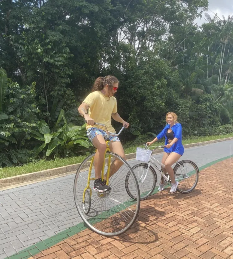 Whindersson e Joelma andando de bike no Utinga