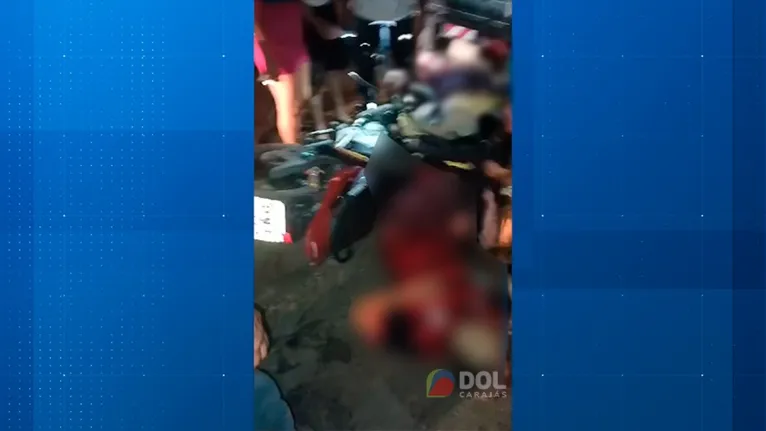 Motociclista e militar no chão, após o acidente