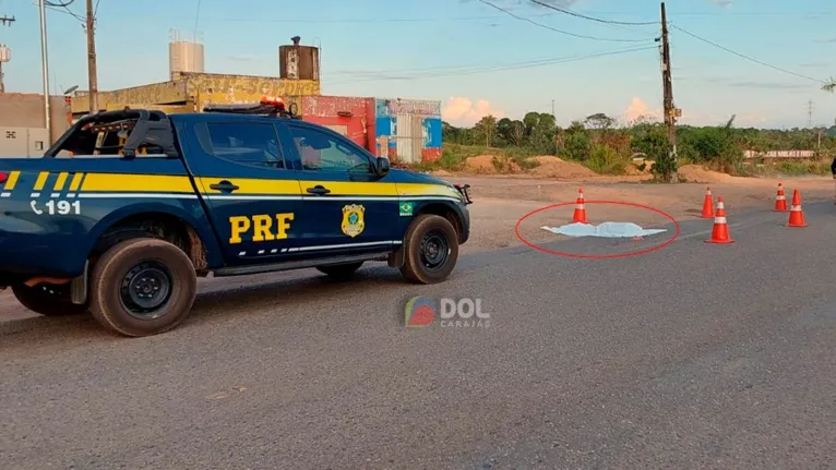 Equipe da PRF está no local ajudando a organizar o trânsito