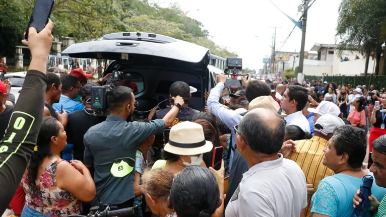 Anaice recebeu homenagens em frente ao Grupo RBA.