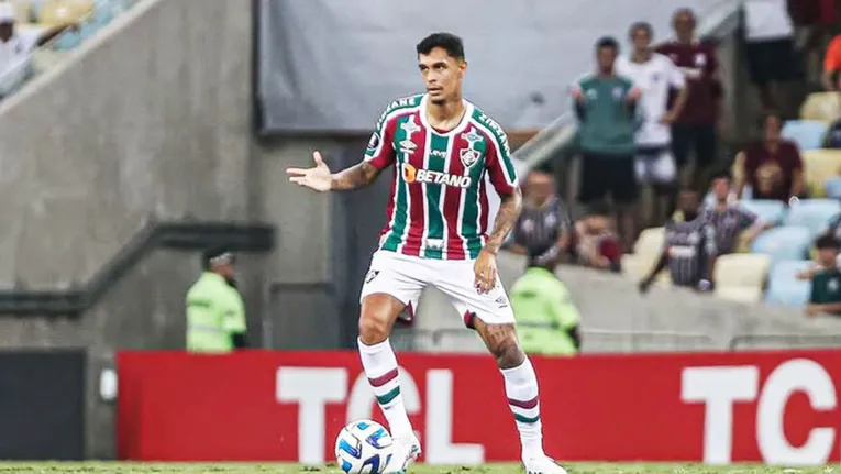O zagueiro paraense Vítor Mendes não está entre os 15 atletas denunciados pelo MP de Goiás, mas como seu nome foi citado na investigação o Fluminense decidiu afastá-lo.