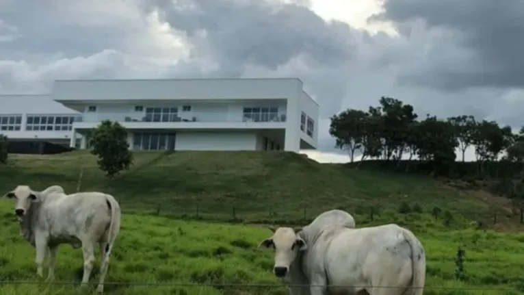 Casa principal dos cantores com muita área de lazer