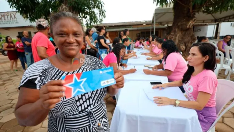 Uma das moradores beneficiadas com o auxílio para construção ou reconstrução de residências