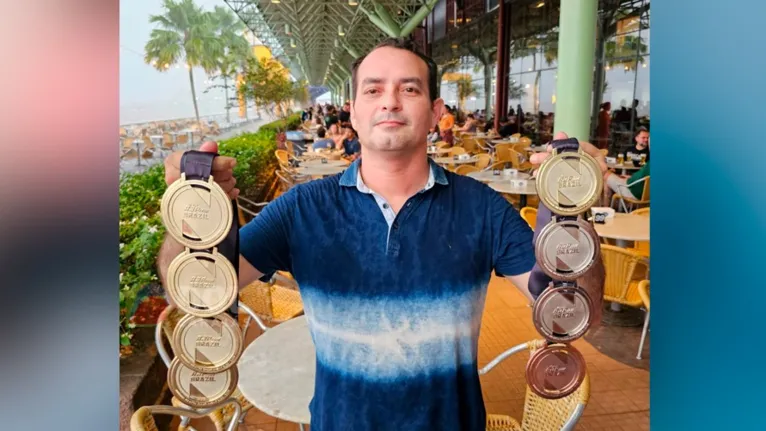 Professor Wellington Costa mostra orgulhoso as medalhas conquistadas pela equipe