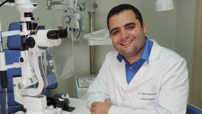 O médico Juliano Machado alerta sobre os perigos de usar óculos escuros falsificados
