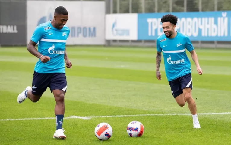 Malcom e Claudinho estão entre os ex-corintianos que vestem a camisa do clube russo atualmente.