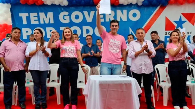 Governador Helder Barbalho, acompanhado de autoridades públicas, exibe o documento de autorização para obra da escola