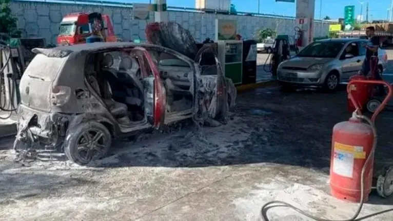 Veículo ficou completamente destruído com a explosão e o incêndio