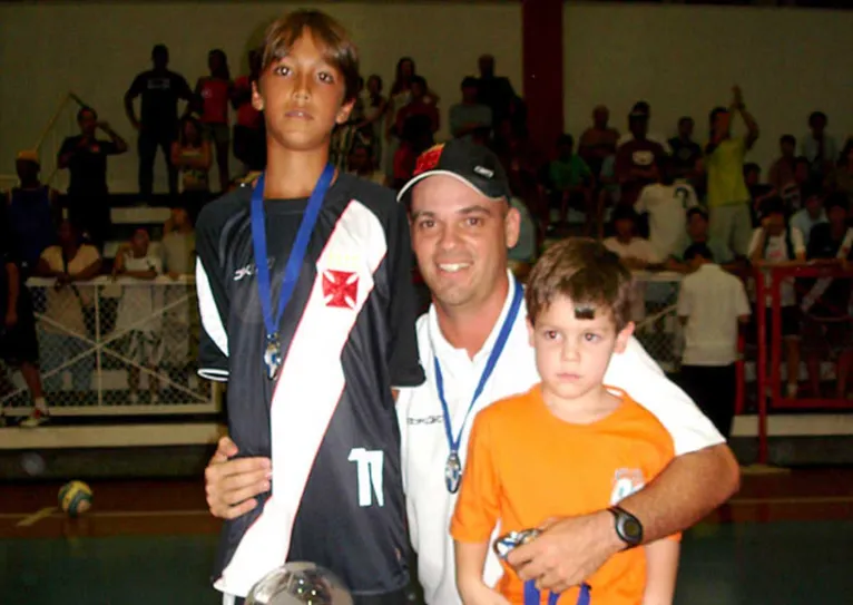 Fábio Cortez com Romarinho, filho do ídolo Romário, no começo da carreira como treinador do futsal do Vasco.