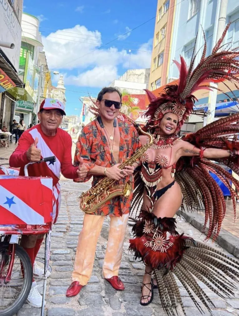 Gretchen recebendo título de cidadã paraense