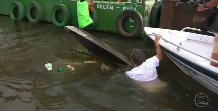 Luciano Huck afundando a canoa de um moço