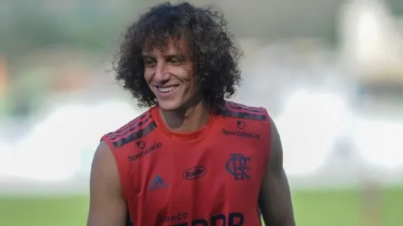 David Luiz tem cláusula contratual que obriga renovação automática com o Flamengo.
