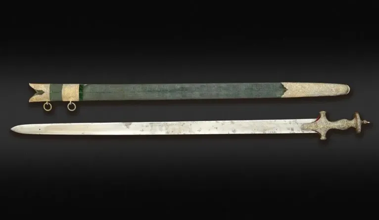 A fina lâmina do item tem uma inscrição que diz “A Espada do Governante”.