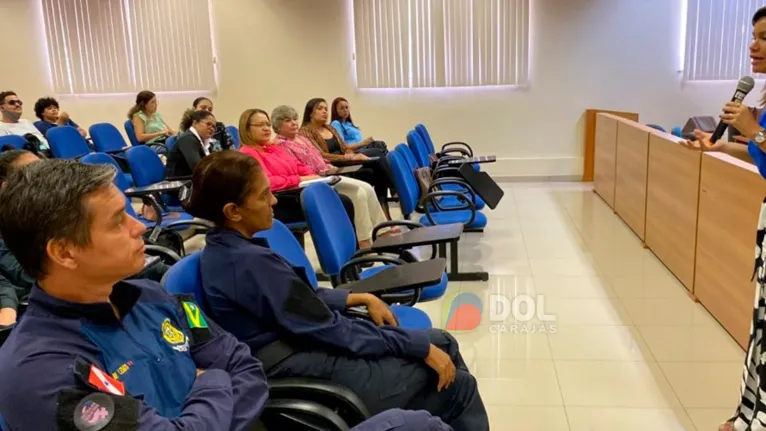 Participantes acompanham atentos a palestra