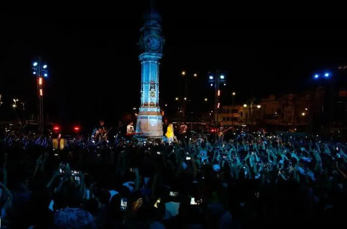 Marília Mendonça fazendo o primeiro show gratuito do seu álbum na Praça do Relógio